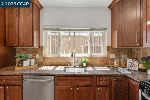 2154 35Th Ave, Oakland CA: https://media.crmls.org/mediaz/02993f1a-02fd-4613-9797-850f36c57c46.jpg