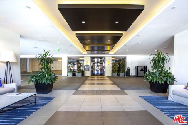 8500 Burton Way, Los Angeles CA: https://media.crmls.org/mediaz/029c23e8-ee4f-44f6-813c-b63e6a5e825f.jpg