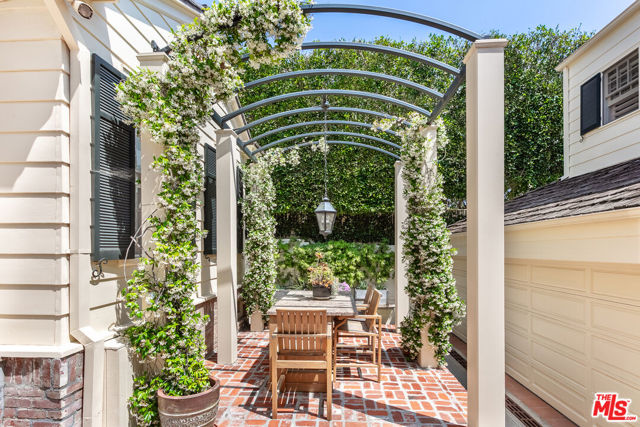 612 N Alta Drive, Beverly Hills CA: https://media.crmls.org/mediaz/029d9aea-4f55-4ac7-b874-36ee863beeb6.jpg