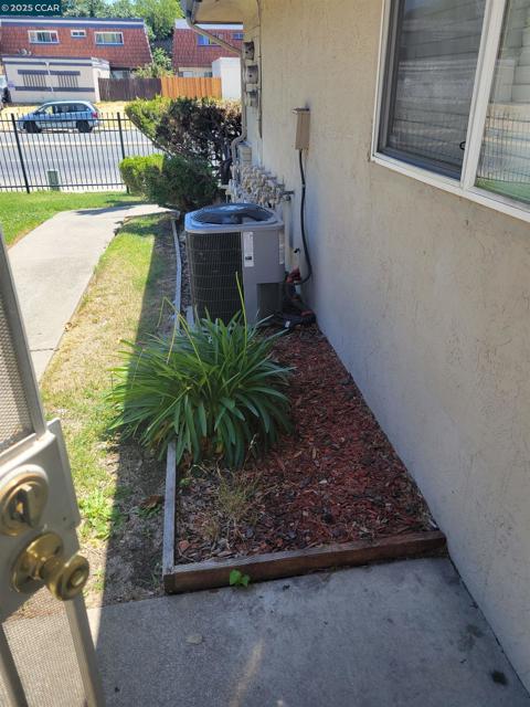 2204 L St, Antioch CA: https://media.crmls.org/mediaz/029dd00d-77fd-4b2f-9260-519bd6e52124.jpg