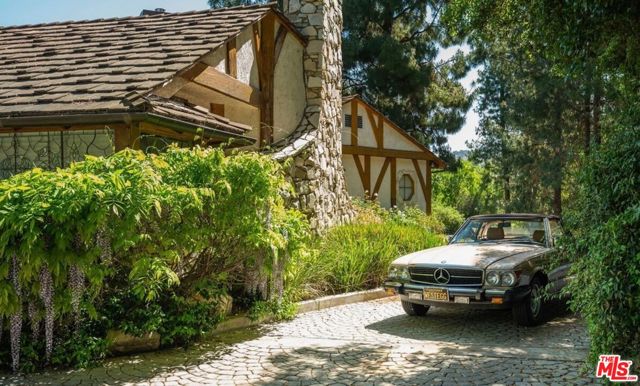 12003 Briarvale Lane, Studio City CA: https://media.crmls.org/mediaz/029dfb74-9cd2-4beb-a4d4-0f68ab836d18.jpg