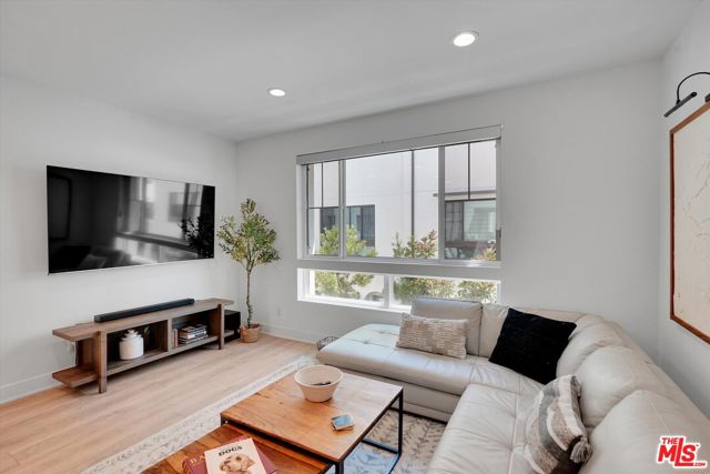 2927 Exposition Place, Los Angeles CA: https://media.crmls.org/mediaz/029f25e3-96c6-4715-b2b0-94d005123d76.jpg