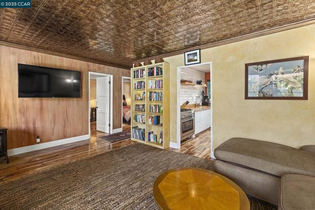 17190 Cedar Ave, Sonoma CA: https://media.crmls.org/mediaz/029f5b6e-331b-4628-9c1c-5842d99f9ee6.jpg