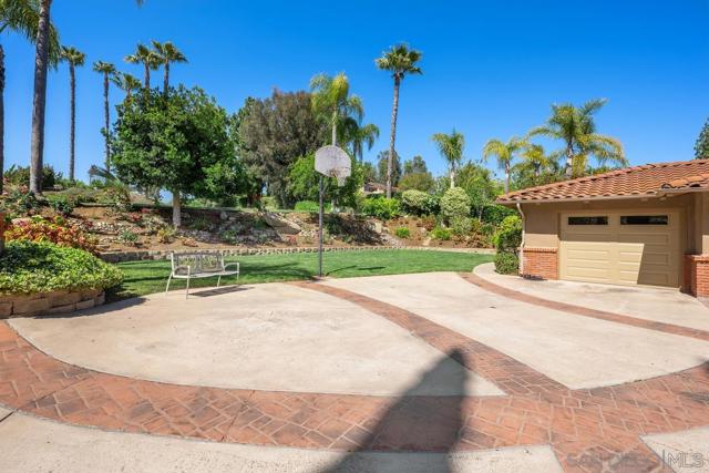 13627 Poway Springs Rd, Poway CA: https://media.crmls.org/mediaz/029f76b9-d5d8-40ab-b816-c80c87b78036.jpg