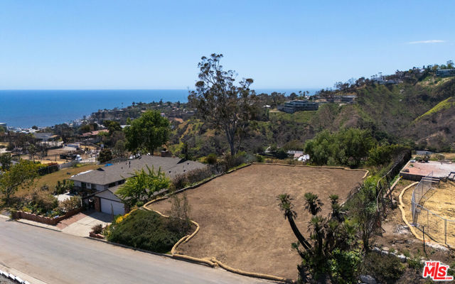 729 Enchanted Way, Pacific Palisades CA: https://media.crmls.org/mediaz/029f9050-7397-4b62-9913-ba45ee024c01.jpg