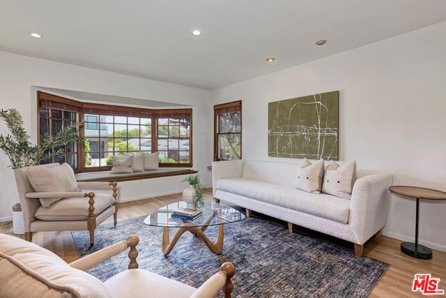 3201 Maplewood Avenue, Los Angeles CA: https://media.crmls.org/mediaz/029fa9e5-febf-4479-99d1-9bf43fd0b066.jpg