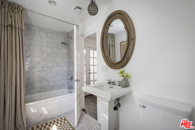 3831 Fernwood Avenue, Los Angeles CA: https://media.crmls.org/mediaz/029ff139-fa18-490d-b13f-903ee59b15db.jpg