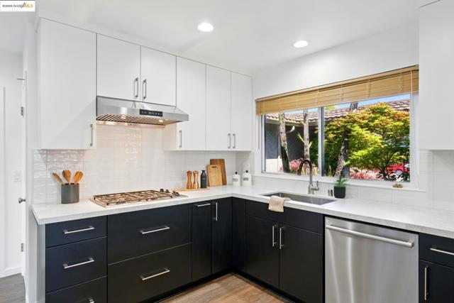 7927 Phaeton Dr, Oakland CA: https://media.crmls.org/mediaz/02a20a90-b451-44f6-a2ac-931278d4f1dd.jpg