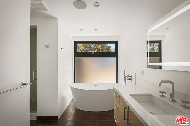 2425 Rinconia Drive, Los Angeles CA: https://media.crmls.org/mediaz/02a266a4-226d-4329-ae89-a51c871bdaaa.jpg