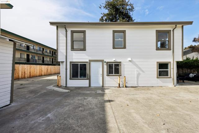 3064 E 15Th St, Oakland CA: https://media.crmls.org/mediaz/02a2a497-09d1-4124-87d4-56e4e75eec15.jpg