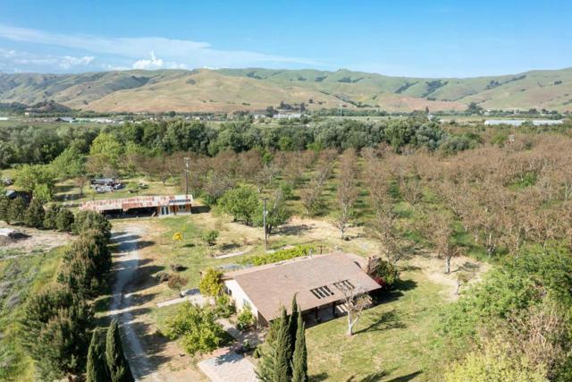 79547958 Lovers Lane, Hollister CA: https://media.crmls.org/mediaz/02a2e862-a65c-4d90-ba7b-70758cebf432.jpg
