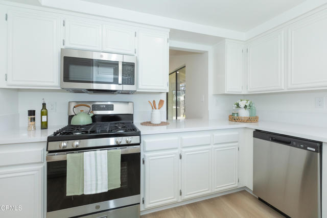 Detail Gallery Image 14 of 28 For 838 Sandberg Ln, Ventura,  CA 93003 - 2 Beds | 2 Baths