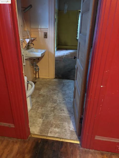 35 Randwick Ave, Oakland CA: https://media.crmls.org/mediaz/02a42bd3-4ea6-40fe-b24b-553ed7322473.jpg