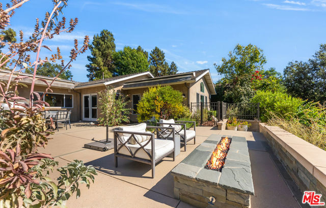1009 Jeannette Avenue, Thousand Oaks CA: https://media.crmls.org/mediaz/02a592fc-dc31-4d9e-812e-47dc9d34ca59.jpg