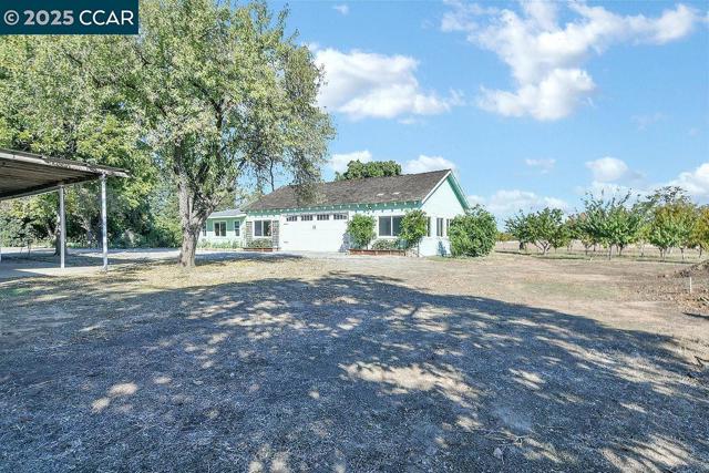 2280 Concord Ave, Brentwood CA: https://media.crmls.org/mediaz/02a5ff57-3ab1-4aec-86fe-a13c0938b316.jpg