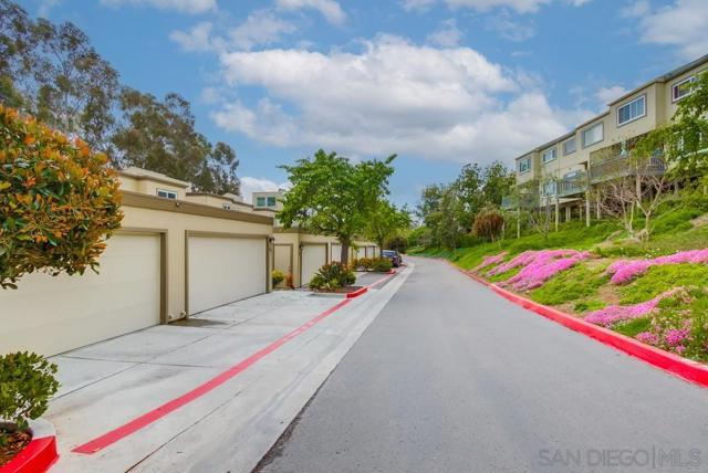 10565 Caminito Basswood, San Diego CA: https://media.crmls.org/mediaz/02a7bcab-6eda-4b52-8816-b38c76f66c15.jpg