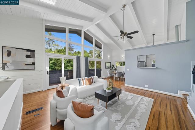 50 Brookwood Rd, Orinda CA: https://media.crmls.org/mediaz/02a7ec16-4cdc-471c-8ca6-17026be99a08.jpg