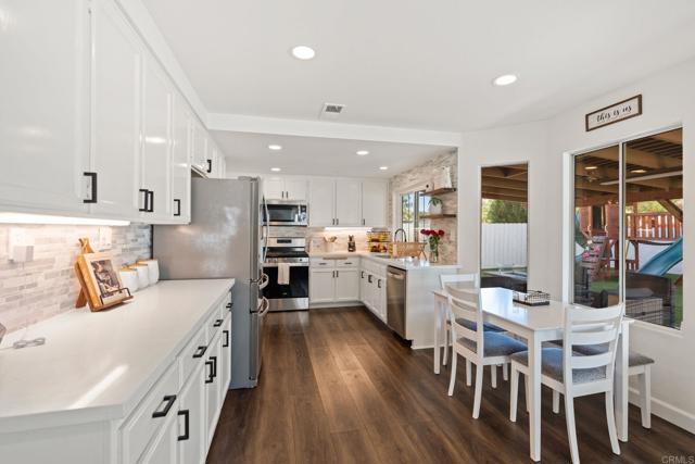 Detail Gallery Image 2 of 43 For 1378 Corte Lira, San Marcos,  CA 92069 - 4 Beds | 3 Baths