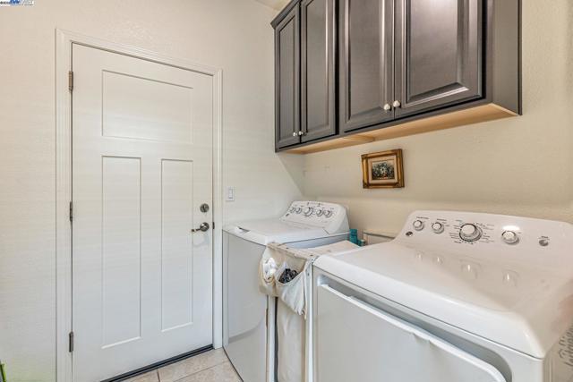 9315 Wild Lilac Cir, Sacramento CA: https://media.crmls.org/mediaz/02aa2465-a484-48e3-b7ba-3c1542682e11.jpg