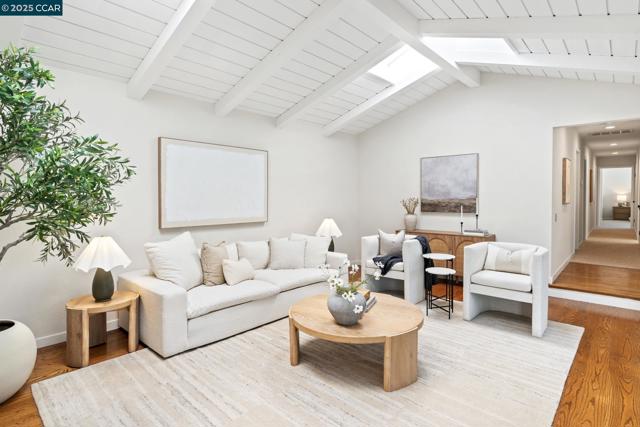 131 Clover Hill Court, Danville CA: https://media.crmls.org/mediaz/02aaabe8-2080-4cbf-88da-c0c2862b23f0.jpg