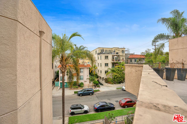 1633 S Bentley Avenue, West Los Angeles CA: https://media.crmls.org/mediaz/02aac18a-e4d3-48d3-9e4f-5750f9c4f11a.jpg
