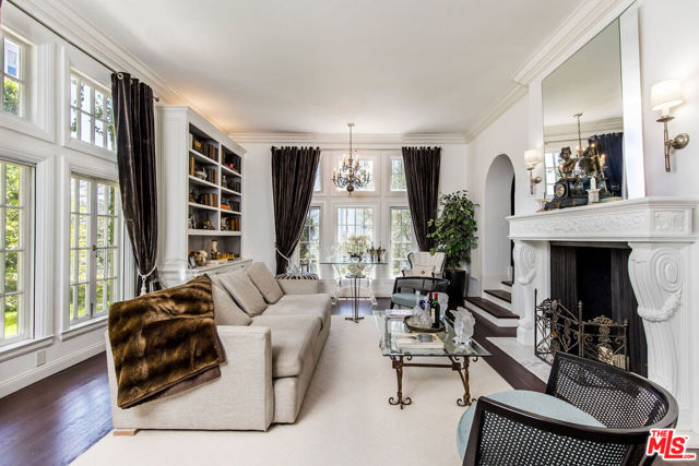 10335 Wilshire Boulevard, Los Angeles CA: https://media.crmls.org/mediaz/02aafa7f-6680-4219-8cef-ea2dde9f9e4f.jpg