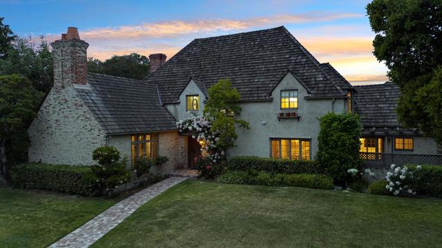 8 Los Laureles Avenue, Salinas CA: https://media.crmls.org/mediaz/02abace8-45c2-4c2f-821b-da8171c6f4bd.jpg