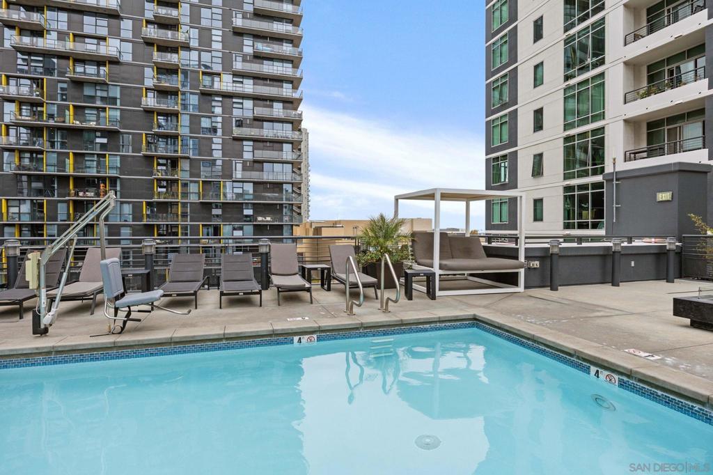 425 W Beech Street - photo 18