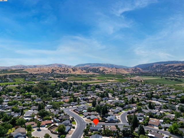 1492 Windsor Way, Livermore CA: https://media.crmls.org/mediaz/02ac1cd7-c8aa-4268-a85a-52d3df68314a.jpg
