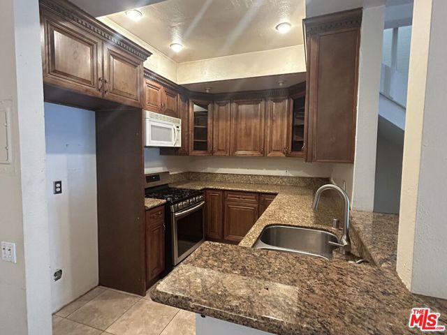 5142 Zelzah Avenue, Encino CA: https://media.crmls.org/mediaz/02aceea5-0438-4adf-8b99-e765b042f82c.jpg