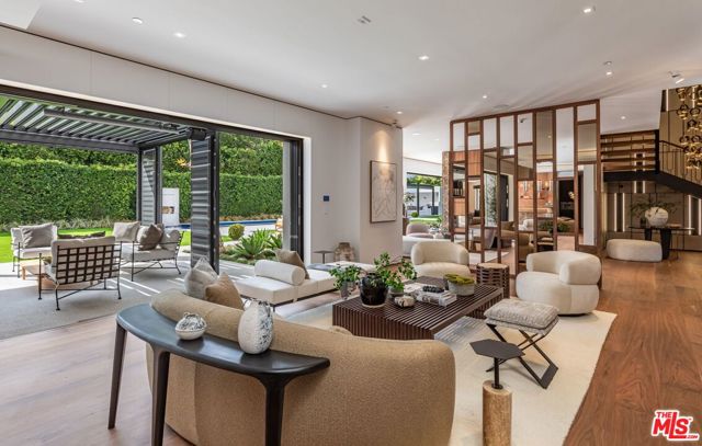 927 N Whittier Drive, Beverly Hills CA: https://media.crmls.org/mediaz/02ad381a-7012-4b97-8e93-6058834d4b37.jpg