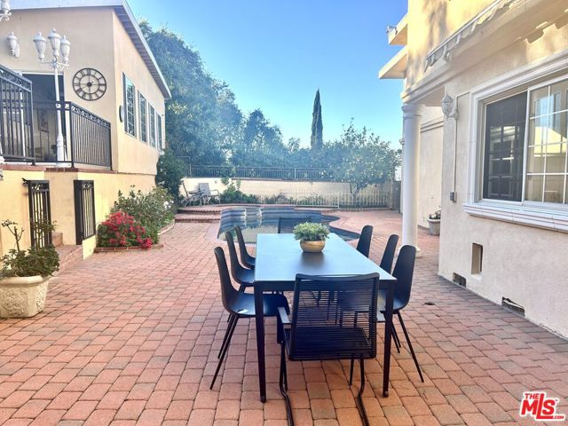 11502 Dona Teresa Drive, Studio City CA: https://media.crmls.org/mediaz/02ad9796-e910-4177-9fce-3adffacf8517.jpg