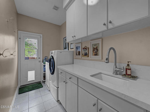 331 Briar Bluff Circle, Thousand Oaks CA: https://media.crmls.org/mediaz/02ada98e-fd50-4a9e-a8e9-854405238d24.jpg