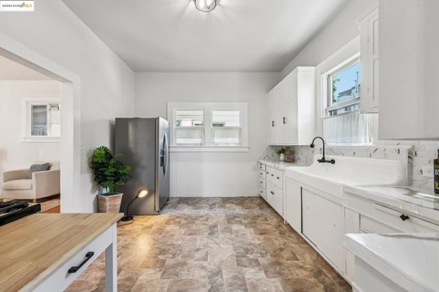 1549 5Th Ave, Oakland CA: https://media.crmls.org/mediaz/02ae01d7-7d69-495d-931c-2188ca6ada4b.jpg