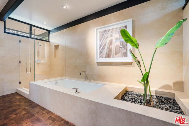 5228 Escalante Drive, La Canada Flintridge CA: https://media.crmls.org/mediaz/02ae08a0-ab94-4299-8f0a-1f75336880a2.jpg