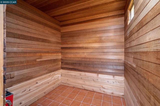 33 Altamount Drive, Orinda CA: https://media.crmls.org/mediaz/02aeca10-5ccc-4a16-a38f-63cf3b4509e8.jpg