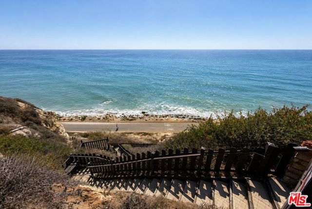 7007 Birdview Avenue, Malibu CA: https://media.crmls.org/mediaz/02b16f1b-fea2-4b61-a026-0fd53f572487.jpg