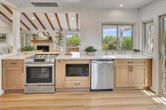 12880 Circulo Dardo, San Diego CA: https://media.crmls.org/mediaz/02b186eb-0bed-49a8-88b6-61d601c7a5db.jpg