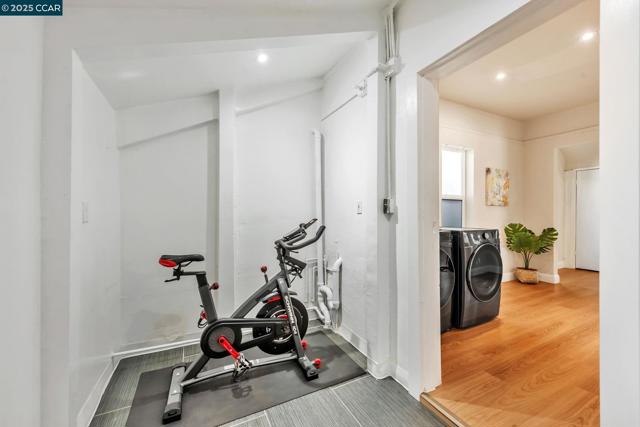 941 45Th St, Oakland CA: https://media.crmls.org/mediaz/02b20f9a-7d4e-4854-a540-73eb807eb68e.jpg