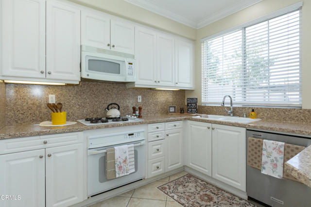 Detail Gallery Image 13 of 33 For 395 via Cantilena, Camarillo,  CA 93012 - 3 Beds | 2/1 Baths