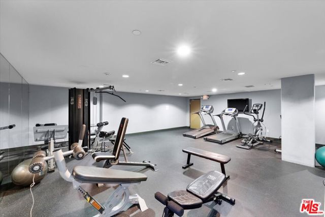 600 S Ridgeley Drive, Los Angeles CA: https://media.crmls.org/mediaz/02b2edb1-0371-4241-8f2f-9217063a2075.jpg