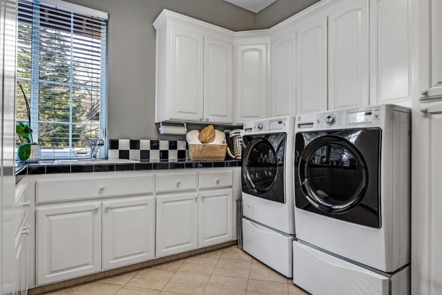 7832 Foothill Rd, Pleasanton CA: https://media.crmls.org/mediaz/02b34b44-5199-487a-9ada-08dc9311b58e.jpg