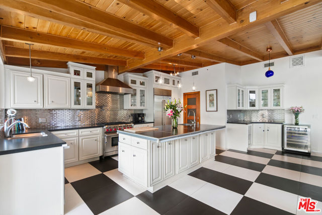 1470 N Tigertail Road, Los Angeles CA: https://media.crmls.org/mediaz/02b3a7ff-b2ce-4d06-94ff-760b49aeb8e3.jpg
