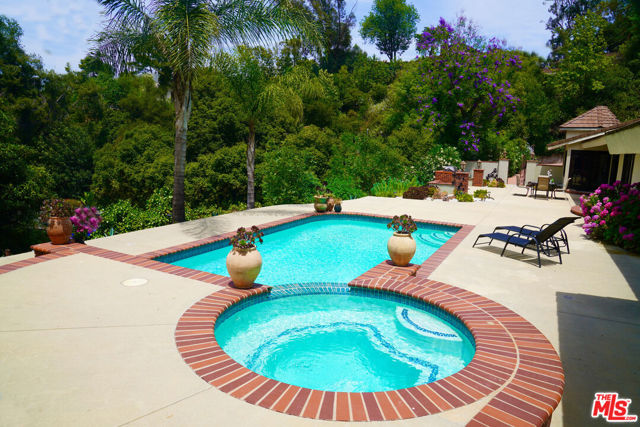12751 Mulholland Drive, Beverly Hills CA: https://media.crmls.org/mediaz/02b493b4-e549-4414-b29d-13d092fecee4.jpg