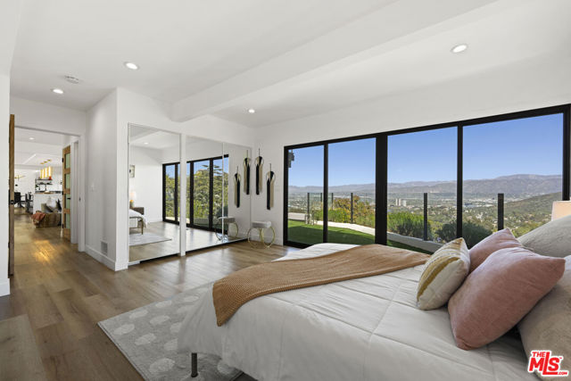 7308 Pacific View Drive, Los Angeles CA: https://media.crmls.org/mediaz/02b69244-f18b-4207-b17e-b051b81dcc45.jpg