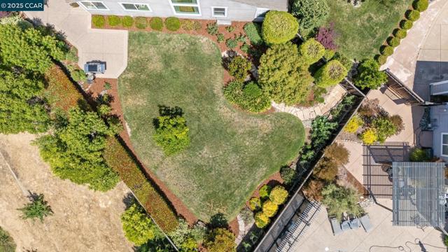 21 Mercury Ct, Pleasant Hill CA: https://media.crmls.org/mediaz/02b6be17-122a-4c24-81b1-53f8c7338acf.jpg