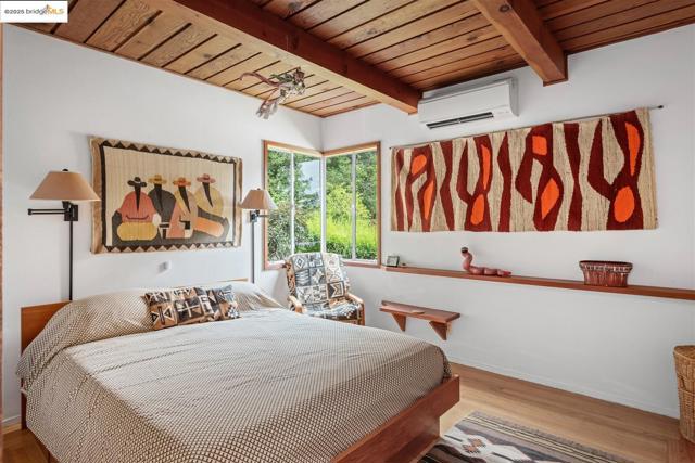 199 Fairlawn Dr, Berkeley CA: https://media.crmls.org/mediaz/02b743f0-7597-475c-be2e-31e3d5610f39.jpg