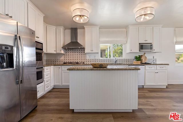 4417 Campbell Drive, Los Angeles CA: https://media.crmls.org/mediaz/02b7bbda-ce64-4b3f-a489-83d7d0e8f1be.jpg