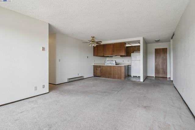 398 Parrott St, San Leandro CA: https://media.crmls.org/mediaz/02b84ea8-e260-4eb8-9a22-c24498c8ce65.jpg
