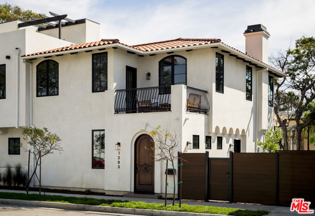 1203 N Vista Street, West Hollywood CA: https://media.crmls.org/mediaz/02b8ad4f-a859-4808-8f68-2f7142f0d871.jpg